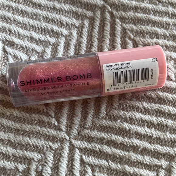 Revolution Eyeshadow Palette, Blush and Glitter - Picture 7 of 12